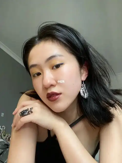 大背头失败 边吹头边拍 (今儿的造型是吹风机给的)#今日妆容