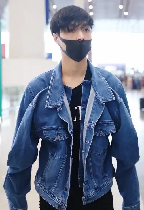 张艺兴厉害了,牛仔外套狂吸睛,穿在身上像是"连体人"_手机网易网