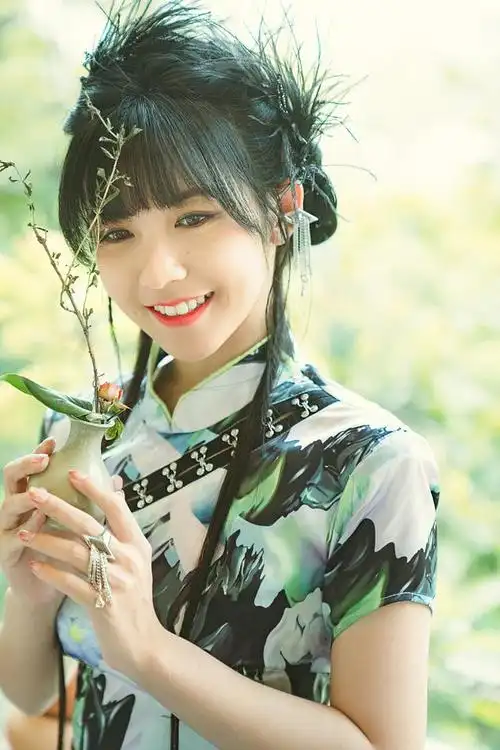 组图:赖美云穿旗袍似民国大小姐 小扇遮面纤腰微步韵味十足