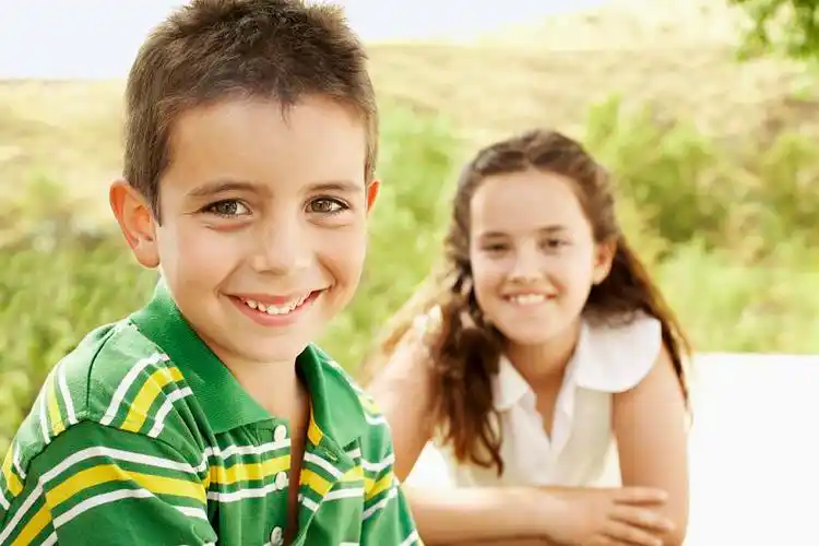 男孩_女孩_背景_高清图片_全景视觉