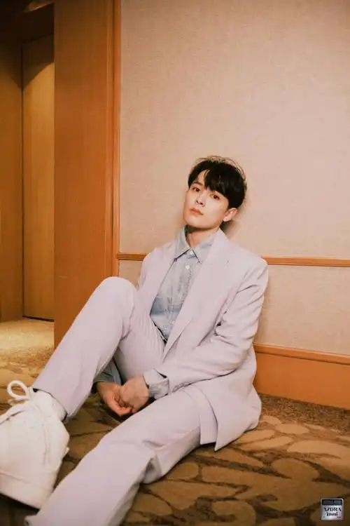 尤长靖周一西装九宫格#全新的一周,从帅气有范的尤老师开始,偷偷迪腚