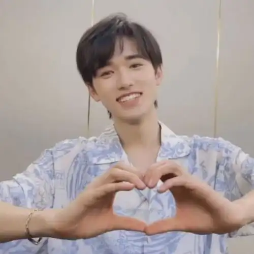 宋亚轩晒七夕随拍#收获一大波比心～甜甜的～@时代少年团-宋亚轩