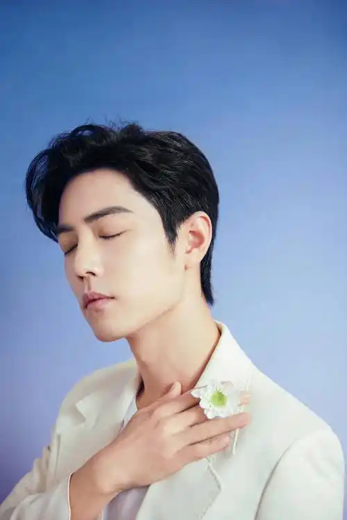 男星肖战时尚写真阳光帅气彬彬有礼