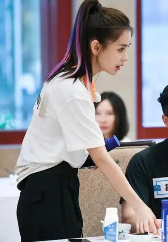 回顾杨颖在《跑男》中的造型,红衣女骑士最酷,这是什么神仙颜值