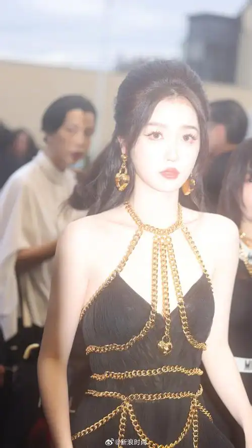 虞书欣esther亮相@moschino莫斯奇诺2024春夏系列时装秀,黑色透视礼服
