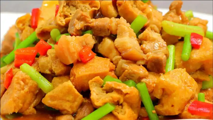 油豆腐烧肉的家常做法,简单易学,咬一口满嘴汤汁,便宜又美味