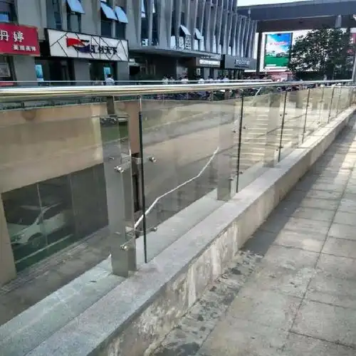 南京商场室外玻璃护栏 安装商场玻璃护栏清工多少钱一米 商场玻璃护栏