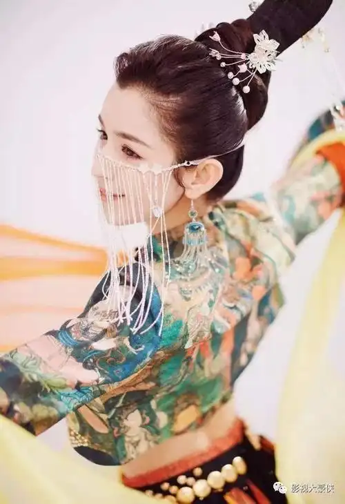 哈妮克孜飞天造型惊为天人 但跟迪丽热巴佟丽娅相比谁更美