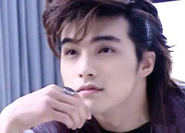 贺军翔晒黄色长发自拍梦回恶魔在身边