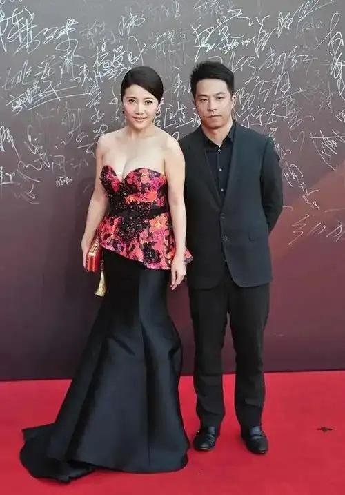 颜丙燕不仅演技好衣品也是一流穿低胸抹胸秀贵族身材