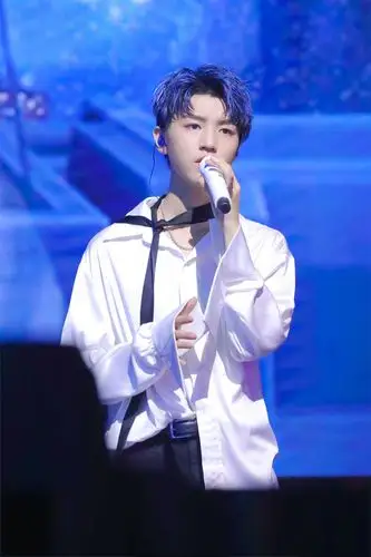 王俊凯蓝色头发图片tfboys四周年演唱会图片