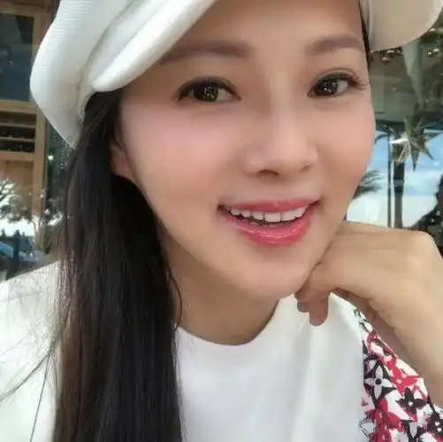 49岁伊能静纯素颜出镜,网友:能美成这样,不错了!