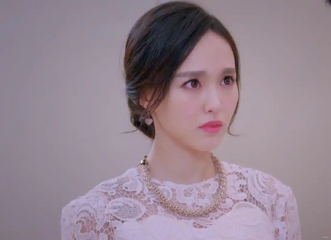 唐嫣在《克拉恋人》中的唯美剧照,这套晚礼服的造型你喜欢吗?