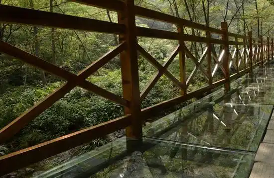 武陵源核心景区首条玻璃悬空栈道正式亮相