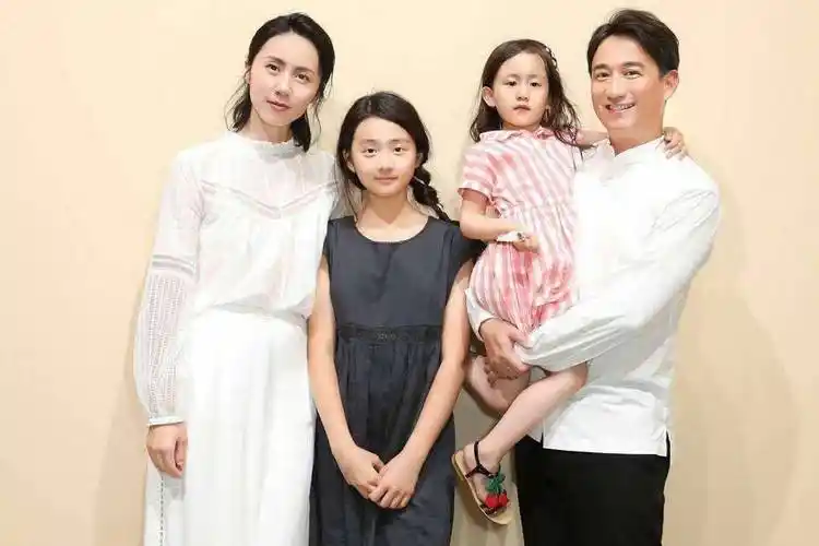 黄磊:人到中年想要平稳的戏路,生三胎原本是想凑齐"三朵金花"_孙莉