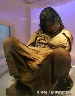 少女被埋山顶,500年后重见天日,仍身体丰满宛如睡著,一根头发解开死因