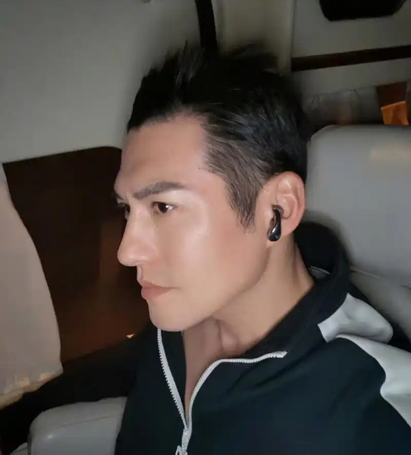 严屹宽坐在车里秀侧颜,五官太立体了,英气的面庞依然让很多粉丝着迷.