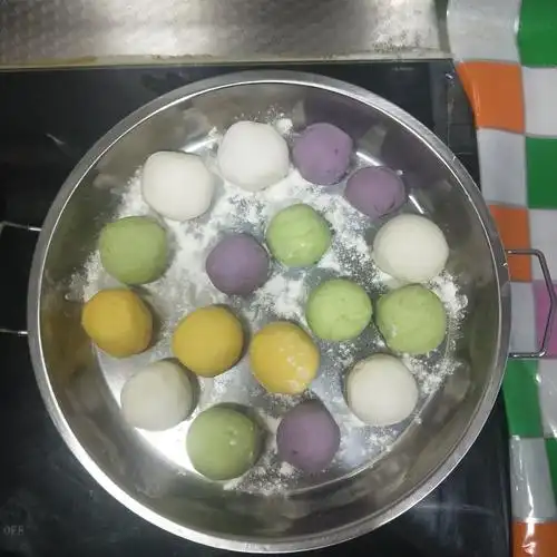 看,我们做好的彩色汤圆,祝福大家团团圆圆.