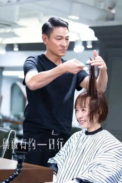 刘德华还有一项特殊技能:为自己理发,剃发,造型尽在自己一手掌控,甚至