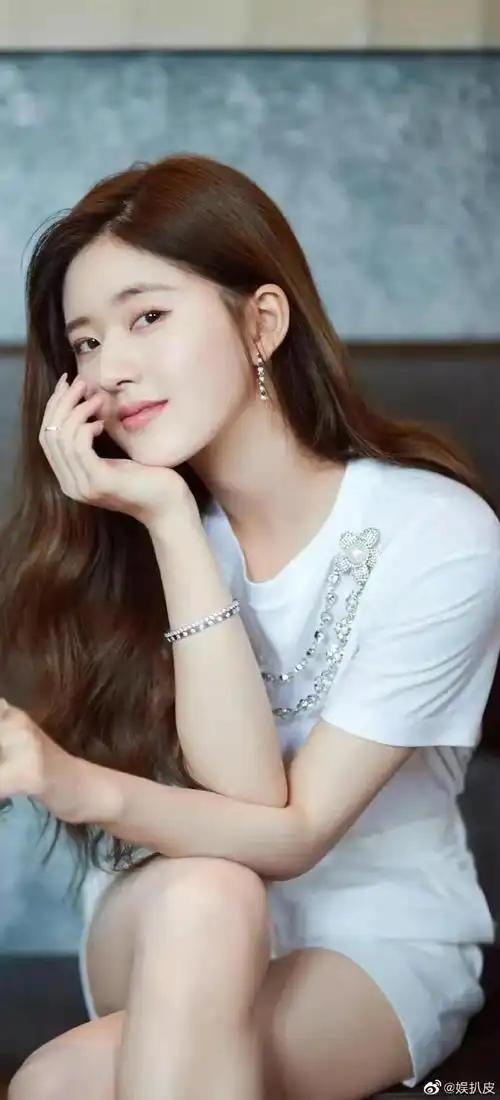 跟思思一起"偷偷"看晚霞,赵露思的包好小 好可爱