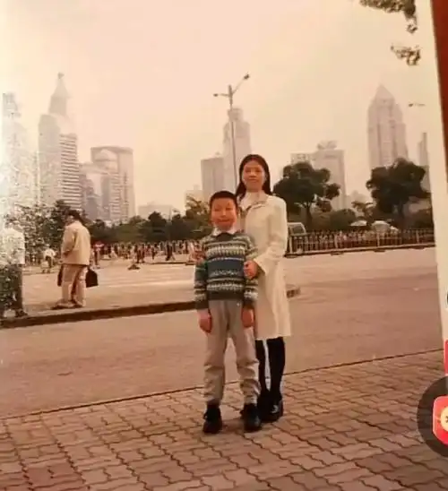 许敏晒姚策童年照每当想起养子的英年早逝如今她只能以泪洗脸