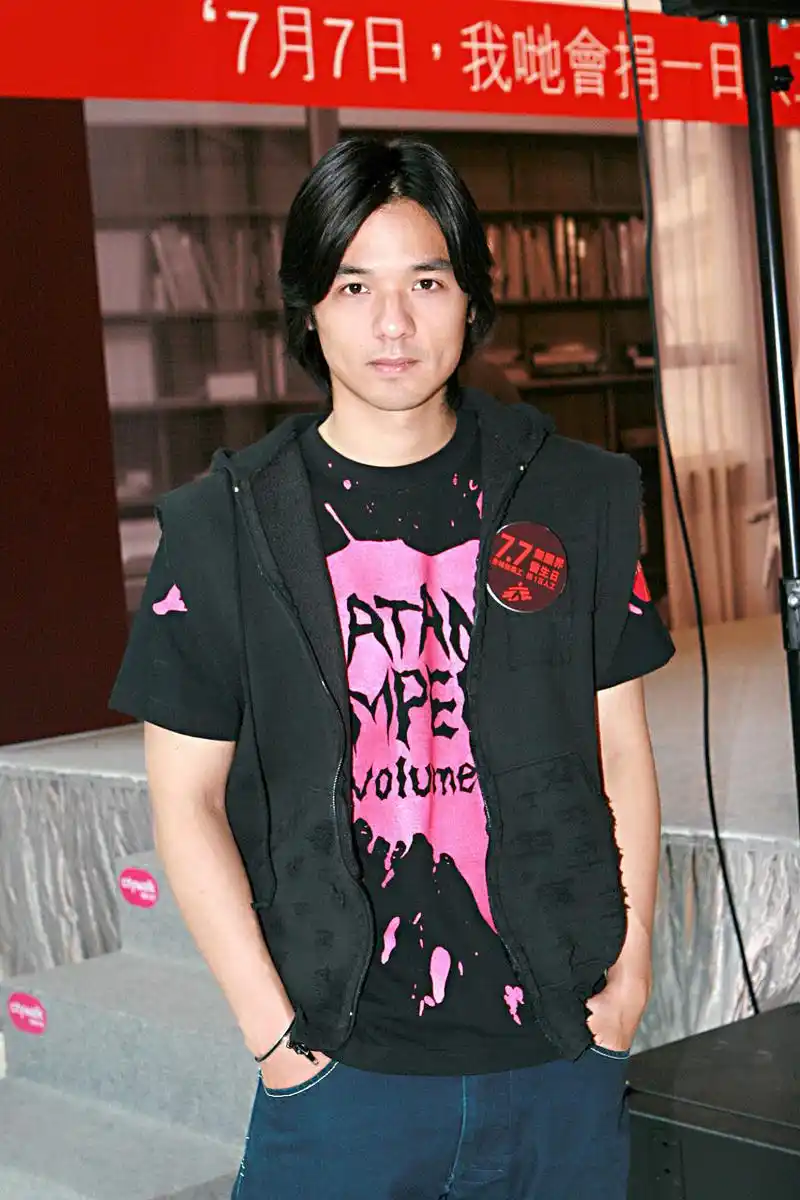 记得香港老一辈男演员里,有酒窝最漂亮的两个男明星就是他和张智霖