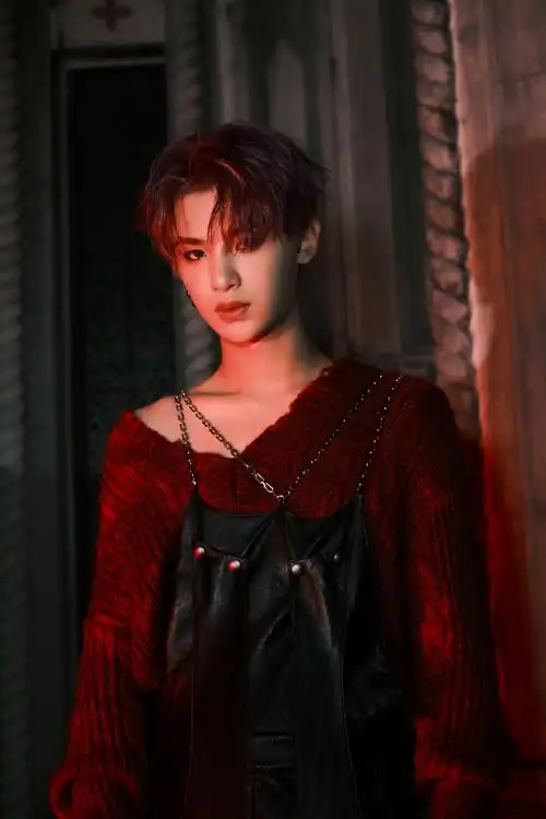 黄明昊链条背带裤##黄明昊紫发烟熏妆