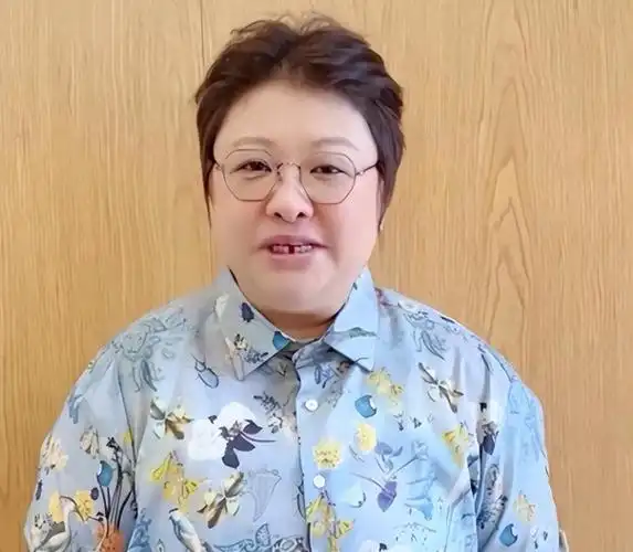 韩红身材惊天大变牙齿缺失眼睛浮肿但手表低调平价成关注热点