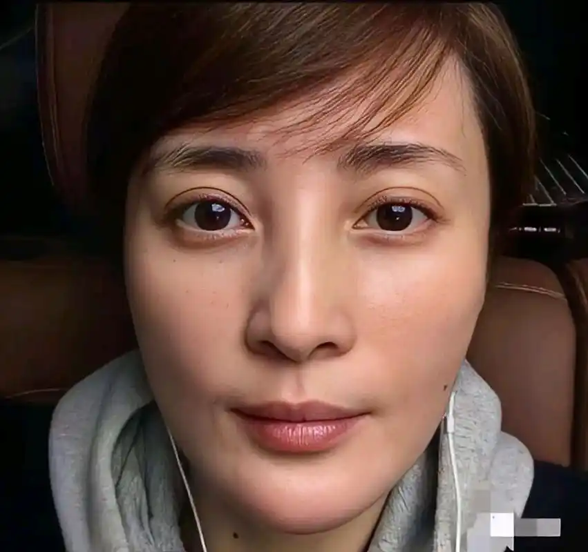 在这个高科技"医美"时代,48岁的蒋勤勤素颜下的精致五官确实很难复制