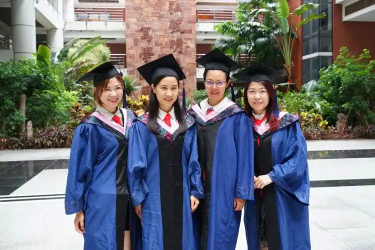 美国康考迪亚大学mba广州班漂亮的大合照,正如蒋班长所言:毕业合影,把