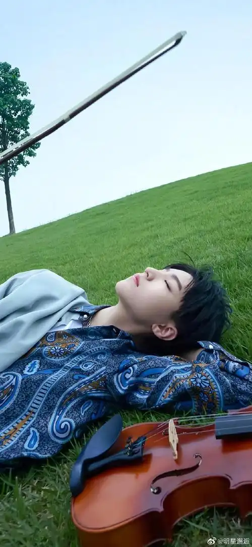 王俊凯直播#清爽发型衬得五官更加立体,笑起来梨涡浅浅,眼睛亮晶晶