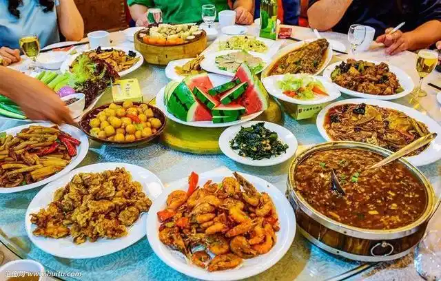 儿子儿媳来我家过元旦,儿媳做一桌丰盛菜肴,还没吃我就掀了