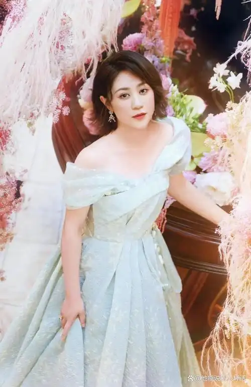 马丽41岁生日写真穿一袭淡淡薄荷绿礼裙梦幻温柔气质优雅迷人