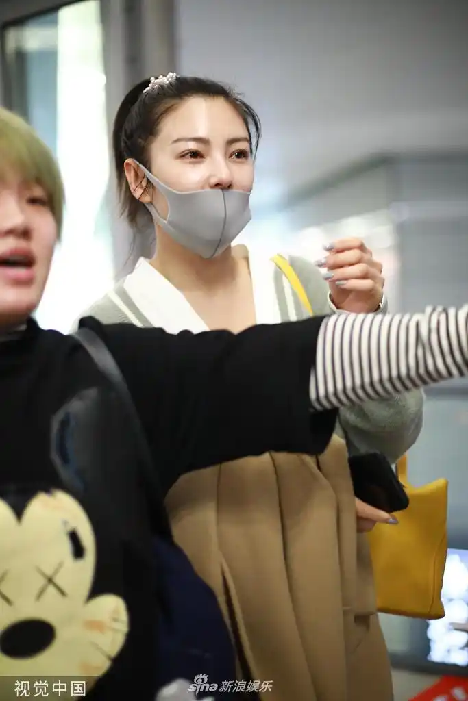 组图:张雨绮素颜搭机白到发光 扎马尾笑眼弯弯元气十足