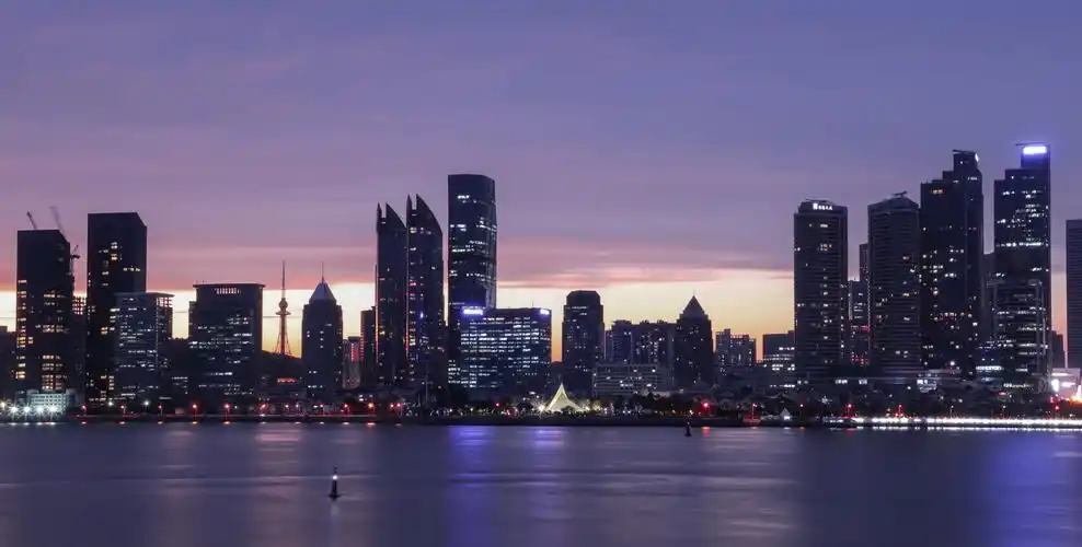 青岛夜景.图/unsplash青岛,北方重要的港口城市.