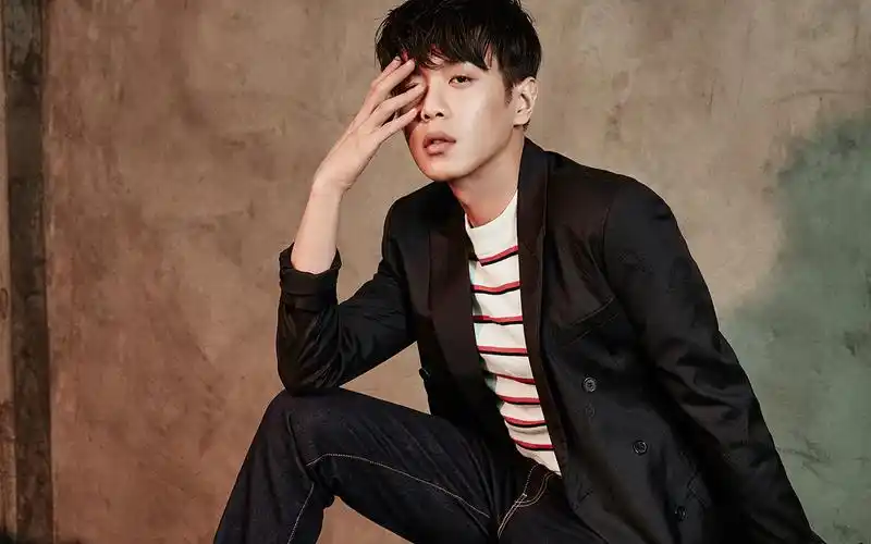 内地男演员张若昀高清桌面壁纸高清大图预览1920x1200_大陆明星下载