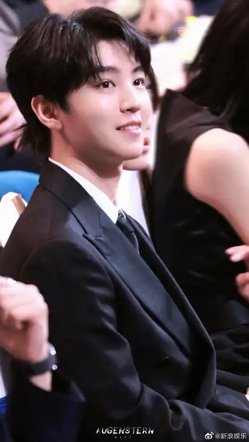 阿乐的小酒馆##王俊凯华表奖红毯造型