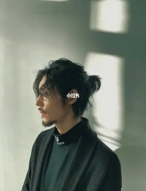 气质适合脸型比较显瘦 五官立体趁着年轻可以多尝试一些不一样的发型