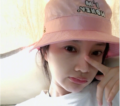 我滴老天,李小璐这是肿么啦,素颜照好不像自己哦