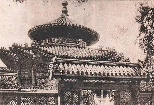 晚清故宫罕见老照片:杂草丛生的紫禁城,冰冷的龙椅