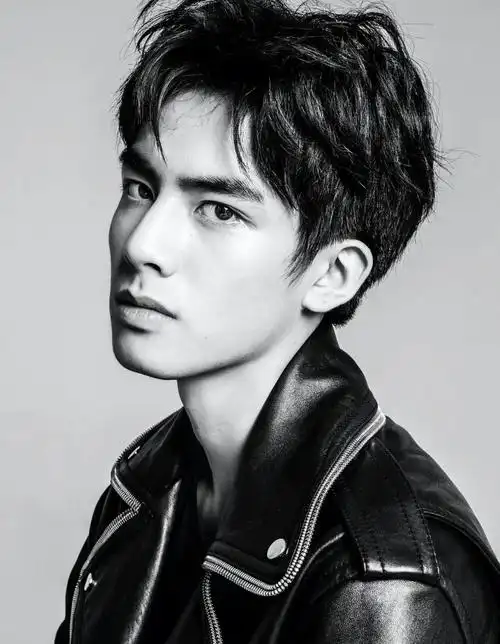 宋威龙跟杨洋两个新时代最帅男明星你觉得谁更帅