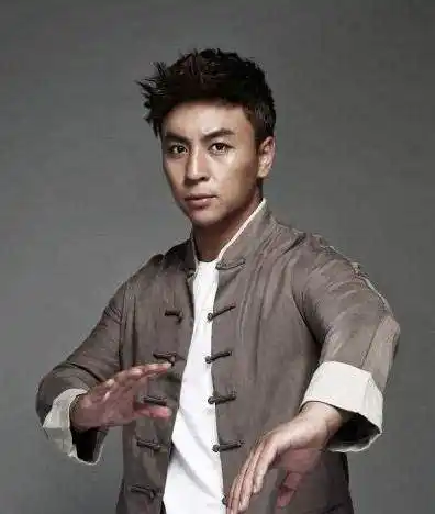 2岁离家4岁爆红,当亲爹20年摇钱树,今功夫小子释小龙与其相拥和解