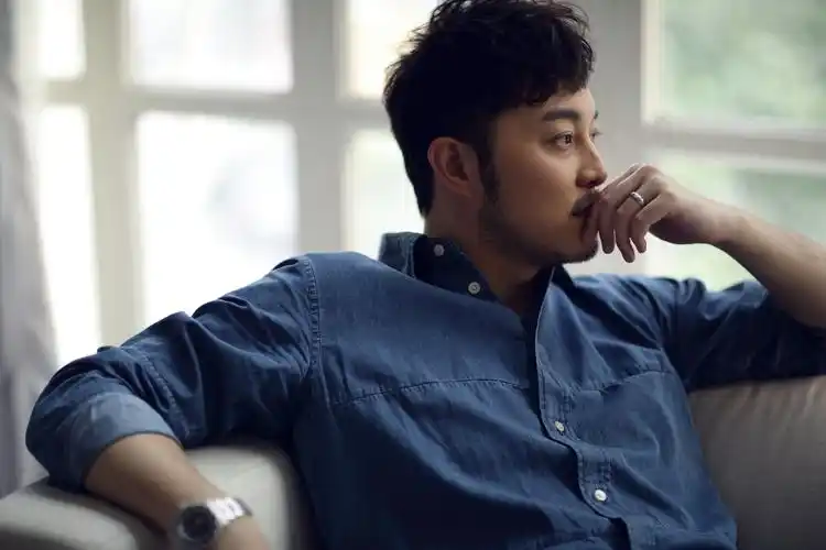 沙溢全新写真曝光自在享受春日悠闲时光