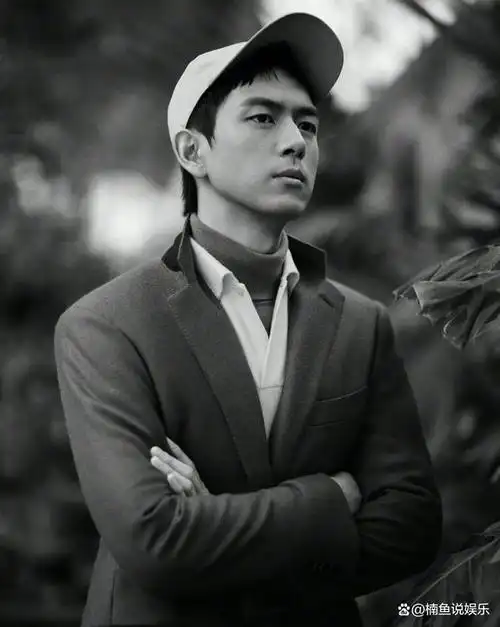 李现是娱乐圈里的当红男明星,拍过《亲爱的,热爱的》,《河神》,《人生