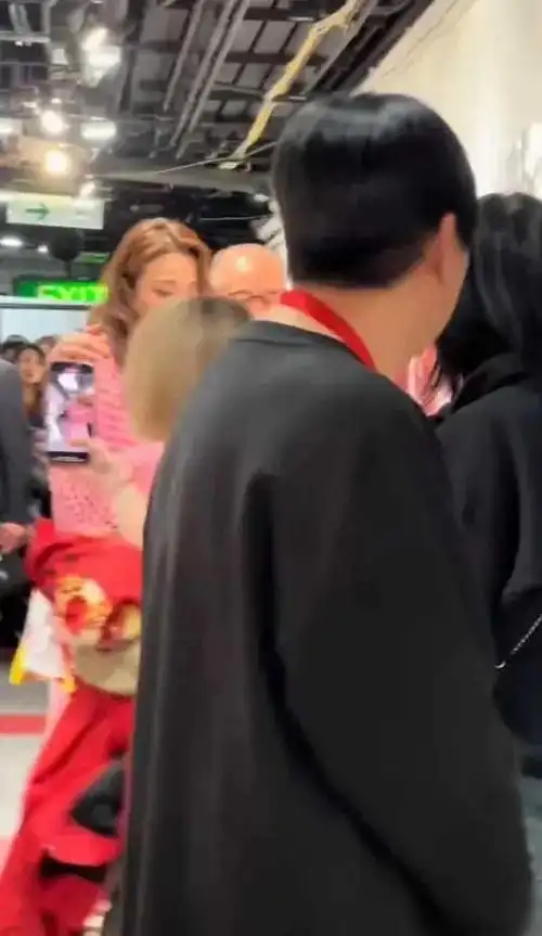 杨受成给容祖儿发红包合影姿势暧昧老婆在旁看着笑