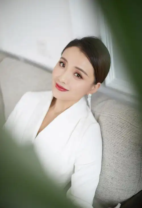 孙茜白色西装知性性感图片18