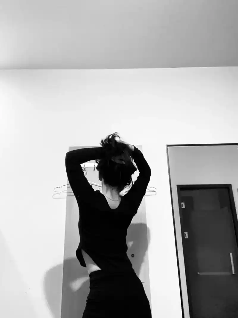 点头yes摇头no 气质女人喊hello#黑白系 #后背杀 - 抖音