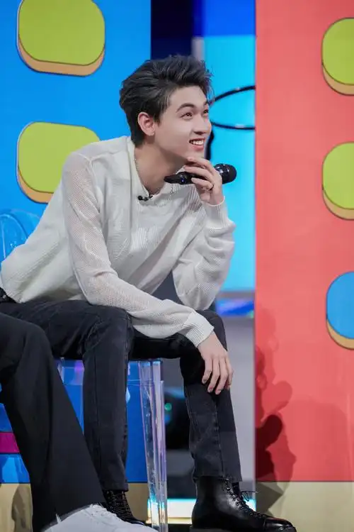 秦霄贤超话感谢秦霄贤穿着thomwills手工拳击靴录制#你好星期六#,力量