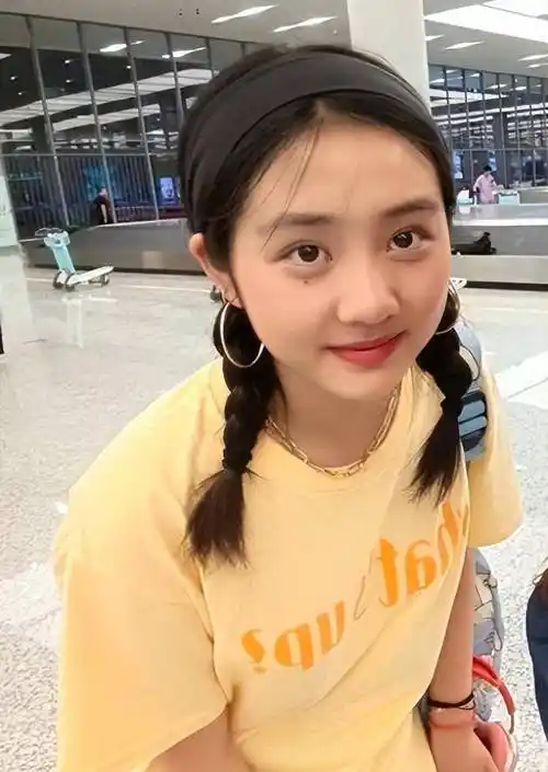 穿泳衣与男同学互动,动作夸张变胖_照片_网友_举动