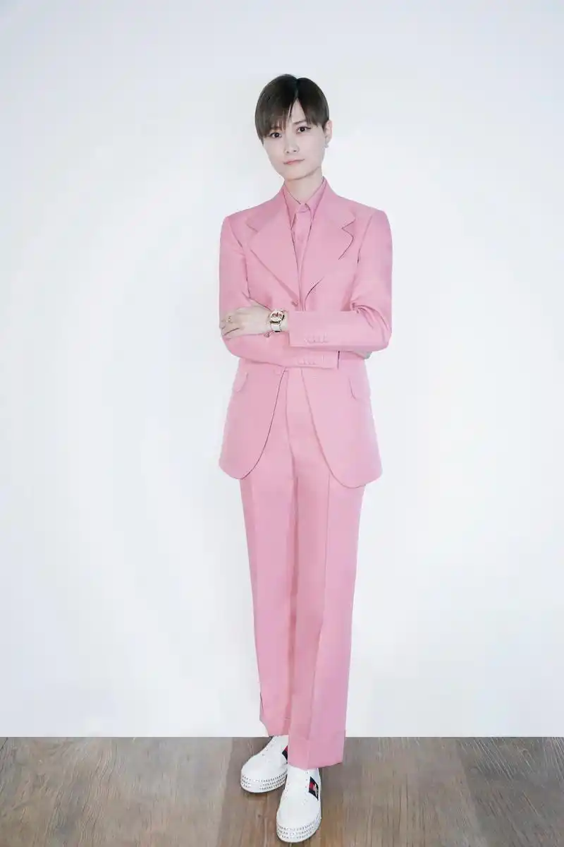 穿上粉西装,戴上gucci腕表首饰2018新品的李宇春又帅出了新高度